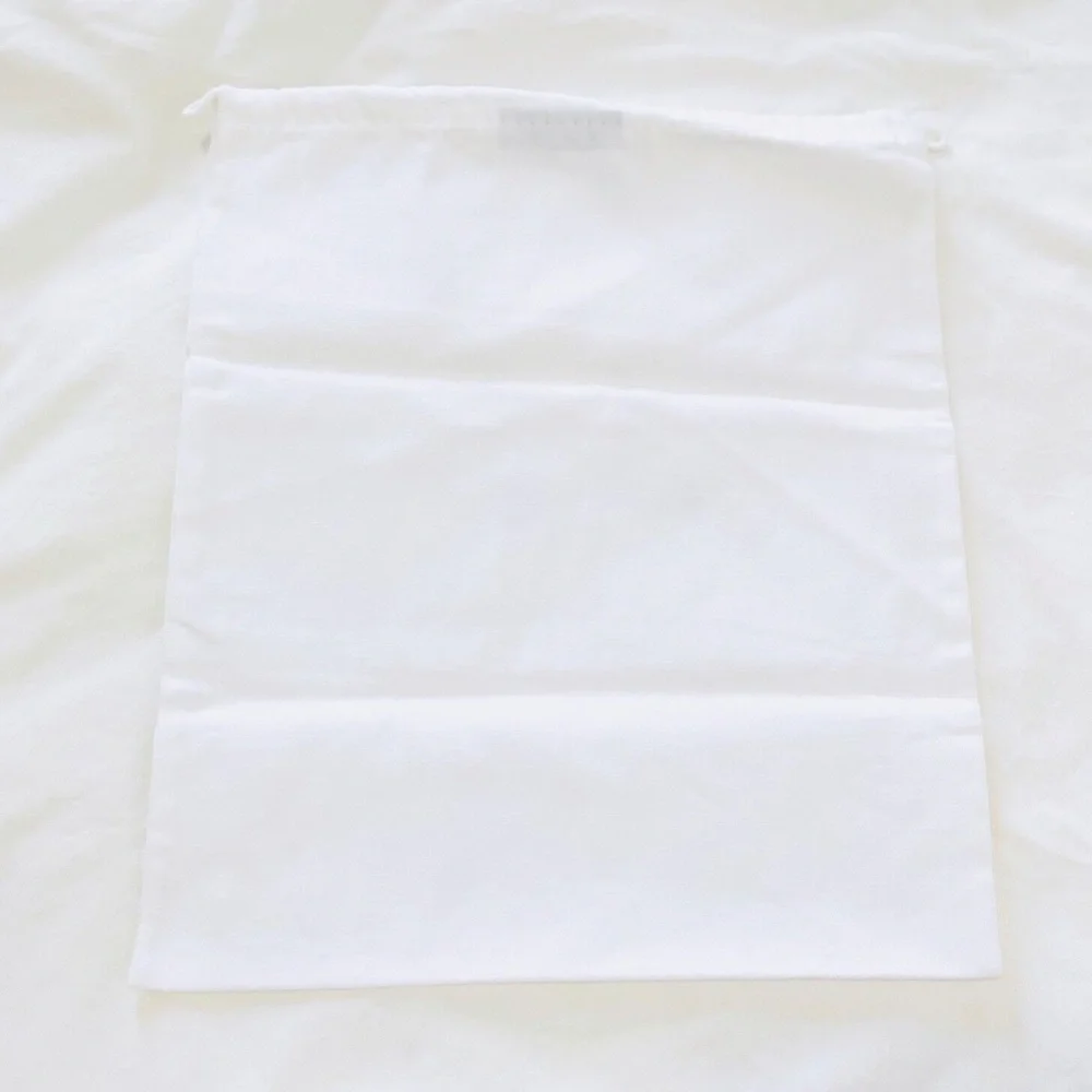 Auth. Martha Davis Dust/Shoe Travel Drawstring White Bag 12.5 in. x 11 in. EUC